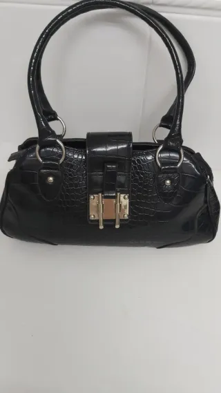 Bolso de piel auténtica en color negros.