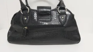 Bolso de piel auténtica en color negros.