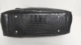 Bolso de piel auténtica en color negros.