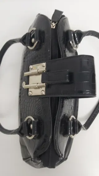 Bolso de piel auténtica en color negros.