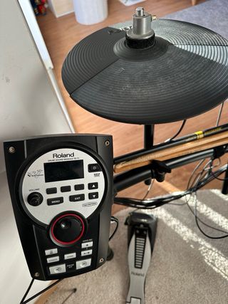 Batería Electrónica Roland TD-11 con altavoces