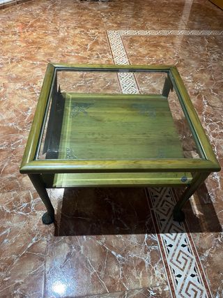 Mesa auxiliar antigua de madera y cristal.