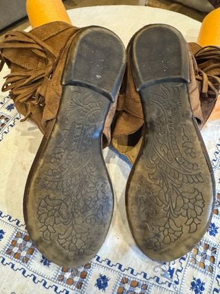 Sandalias piel ante flecos y pedrería.