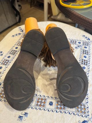 Sandalias piel ante flecos y pedrería.