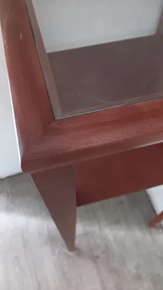 Mesita auxiliar de madera y cristal