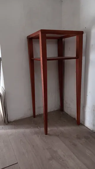 Mesita auxiliar de madera y cristal