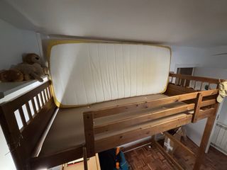 Cama alta de madera