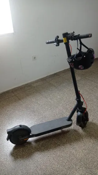 Patinete Eléctrico Negro con Casco