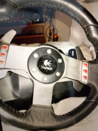 Volante y Pedales Logitech para PC/PS