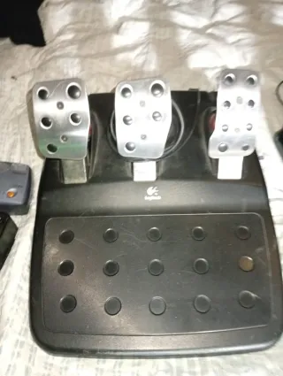 Volante y Pedales Logitech para PC/PS