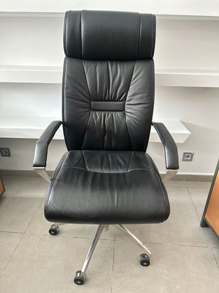Silla de oficina ergonómica negra