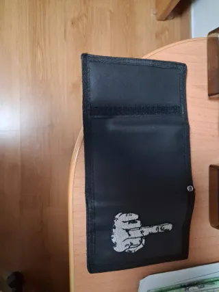 Billetera negra con diseño de mano
