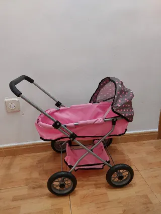 Carro de juguete rosa con capota