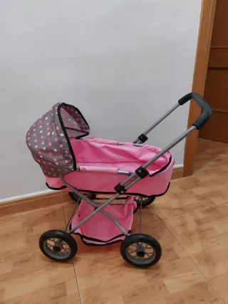 Carro de juguete rosa con capota
