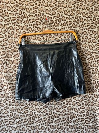 Pantalones cortos negros efecto piel