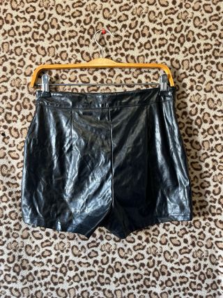 Pantalones cortos negros efecto piel