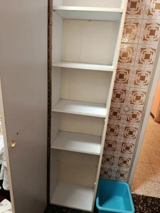 Armario alto blanco y rojo