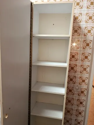 Armario alto blanco y rojo