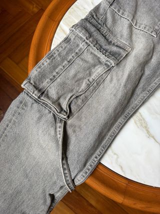 Pantalón vaquero cargo gris