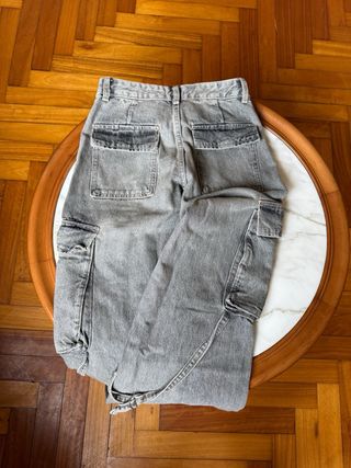 Pantalón vaquero cargo gris