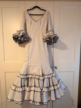 Traje de flamenca blanco y negro lunares