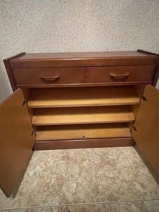 Zapatero de madera marrón