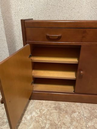 Zapatero de madera marrón