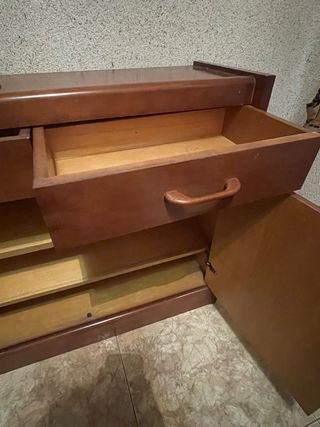 Zapatero de madera marrón