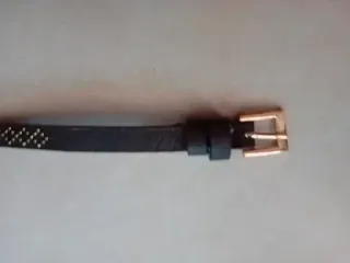 Cintura 102cm con borchie oro