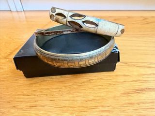 Pulseras plateadas y blancas