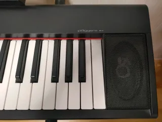 Teclado Yamaha Piaggero NP-12 con soporte y pedal