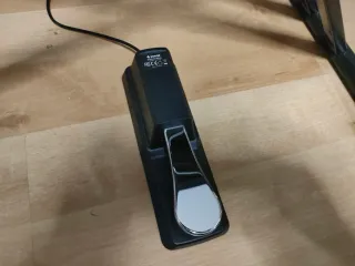 Teclado Yamaha Piaggero NP-12 con soporte y pedal