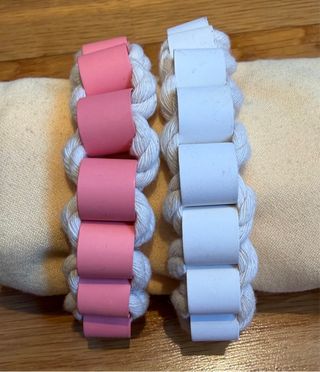 Pulseras rosas y blancas