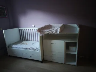 Habitación bebé: cuna y cambiador.