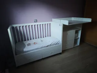 Habitación bebé: cuna y cambiador.