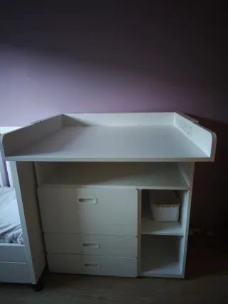 Habitación bebé: cuna y cambiador.