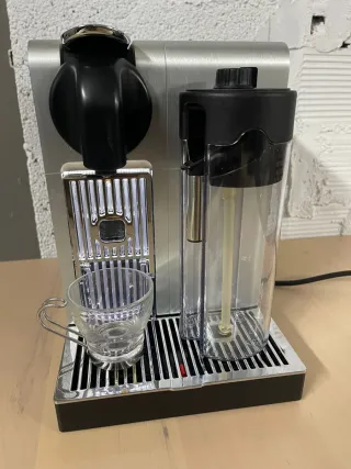 Cafetera Nespresso Plateada