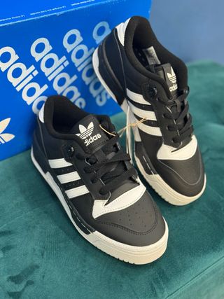 Adidas Zapatillas Negras y Blancas