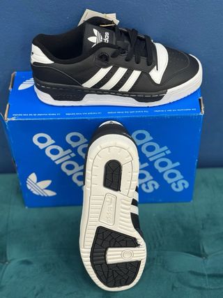 Adidas Zapatillas Negras y Blancas