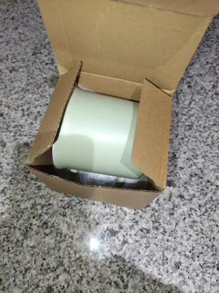 T.Taza de cerámica verde y blanca
