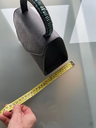 Bolso de mano gris con pedrería