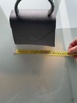 Bolso de mano gris con pedrería