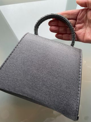 Bolso de mano gris con pedrería