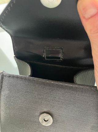 Bolso de mano gris con pedrería