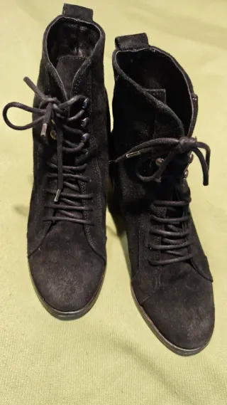 Botines de mujer negros con cordones