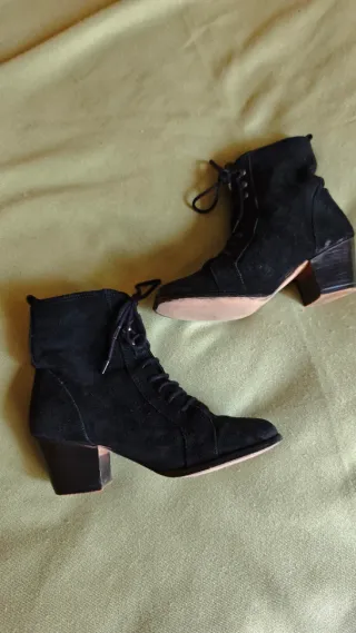 Botines de mujer negros con cordones