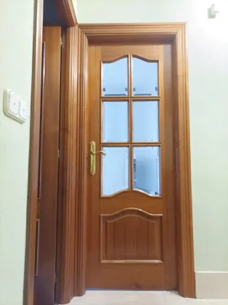 Puerta de madera maciza con cristal