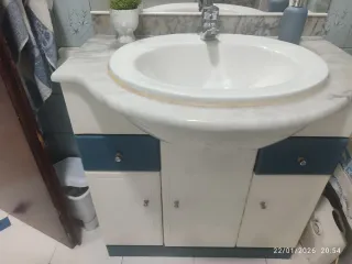 Mueble de baño con lavabo y espejo