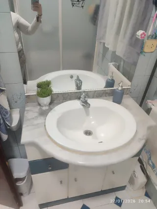 Mueble de baño con lavabo y espejo