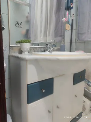 Mueble de baño con lavabo y espejo